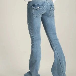 Ljusblåa TrueReligion bootcut jeans - Säljer ett par true religion byxor i storlek 25, helt oanvända. Mamma köpte i en utförsäljning men det fanns inte min storlek så hon köpte den minsta som fanns vilket var för stor. Helt oanvända och till och med prislappen är kvar. 