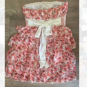 Blommig volangklänning från Millenium - Super fin men inte blivit använd