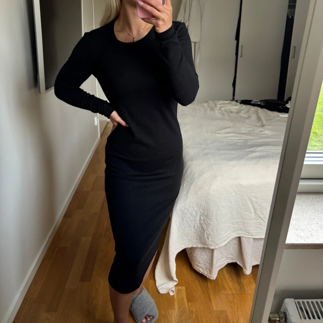 Svart långärmad klänning i ribbad bomull