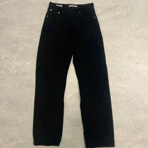 Levis jeans - Svarta Levis jeans i modellen ”ribcage straight ankle”. Storlek: W26 L31. Köptes nya för 1349kr säljer för 450kr. Skriv för fler bilder