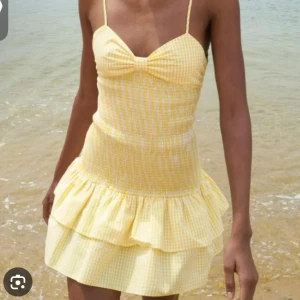 Zara gul klänning - Storlek xs! Nytt skick med prislapp💘 går inte att köpa på zara längre. Kan tidigast posta på torsdag!