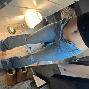 JEANS MED HÅL - säljer dessa bootcut jeans med hål från zara då de ej passar längre❤️ köpta för ngt år sen, jättefint skick😆 STRL 36/S. jag e 163 