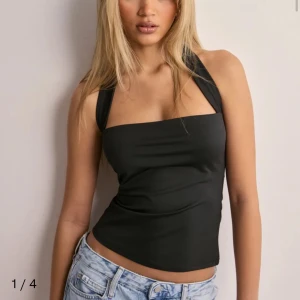 Topp ifrån Nelly - Jättesöt svart topp ifrån Nelly, aldrig använd men tyvärr ingen prislapp kvar på plagget! 