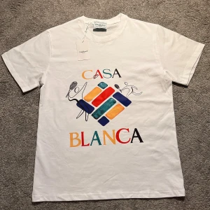 Casablanca T-shirt - This Casablanca T-shirt is brand new and in perfect condition. It’s size M and features a cool design with a mix of sporty and luxury style. Made with high-quality fabric for a comfortable fit. New price: 3000 kr 