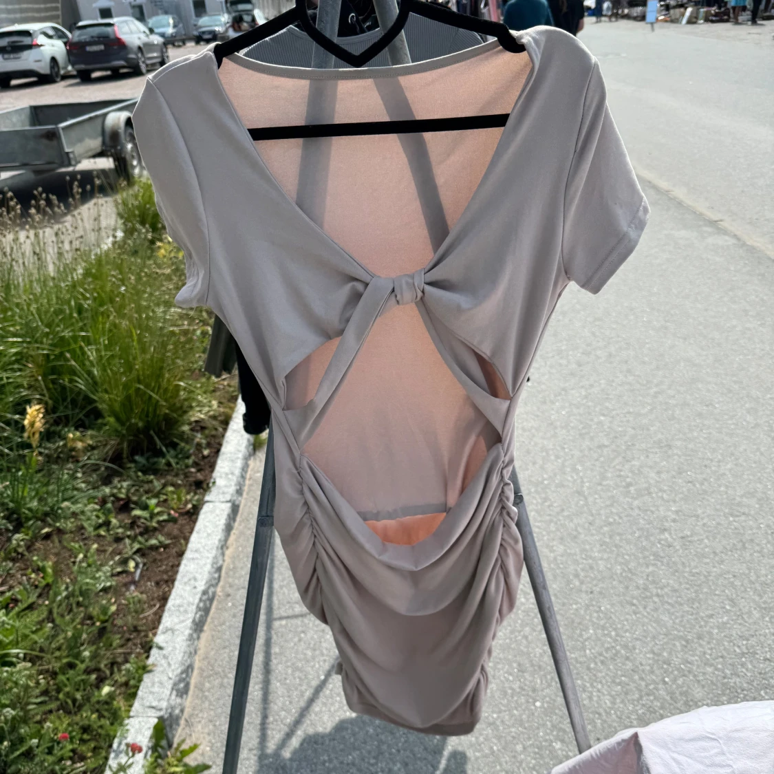 Beige kortklänning med cut-outs och knyt