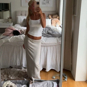 Sticlad kjol - Säljer denna superfina kjolen från gina. Använd max 2 gånger.