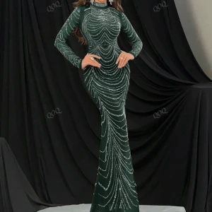 Mörkgrön glittrig långklänning med lång ärm - Säljer en elegant mörkgrön långklänning med glittrigt mönster och hög hals. Klänningen har lång ärm och figurnära passform, perfekt för festliga tillfällen. Materialet är stretchigt och bekvämt, och designen ger en lyxig känsla.