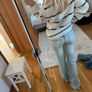 Ljusblå gamla bershka jeans lågmidjade - Säljer ett par gamla bershka jeans med lite utsvängda ben och är lågmidjade💗