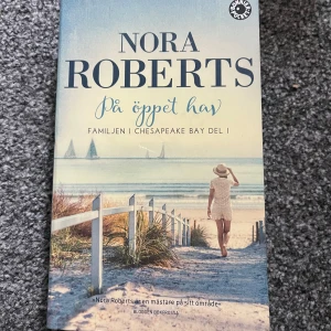 På öppet hav av Nora Roberts  - Följ med till soliga stränder och familjedrama i första delen av serien om familjen Quinn i Chesapeake Bay. Perfekt för dig som gillar spänning, relationer och sommarvibbar!
