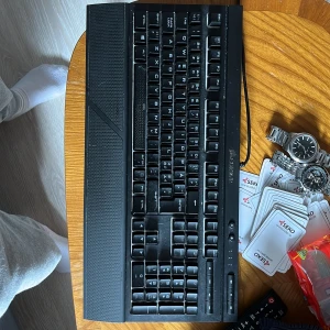 Corsair k68 rgb tangentbord  - Säljer de då jag inte har behov av det längre. Högra ctrl knappen är halvtradig (se bild 2). Orginalpris 1680 kr. Hör av er vid frågor!