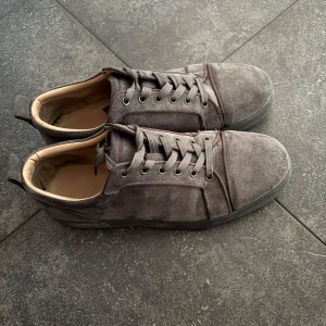 Grå loubs - Säljer mina gråa Christian Louboutin skor i storlek 43. Dem är väl använda och har några deffekter som även syns på bilderna, men funkar utmärkt att använda ändå. I övrigt är dem väldigt stilrena och passar till det mesta. Hör av er om ni har några frågor 🙌 Pris inte hugget i sten vid en så snabb affär som möjligt🤝