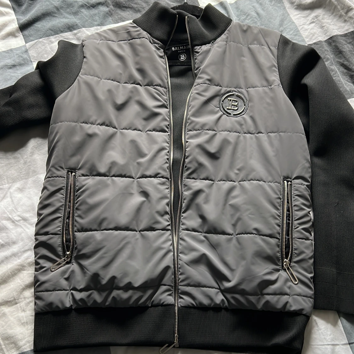Grå quiltad bomberjacka från Balmain