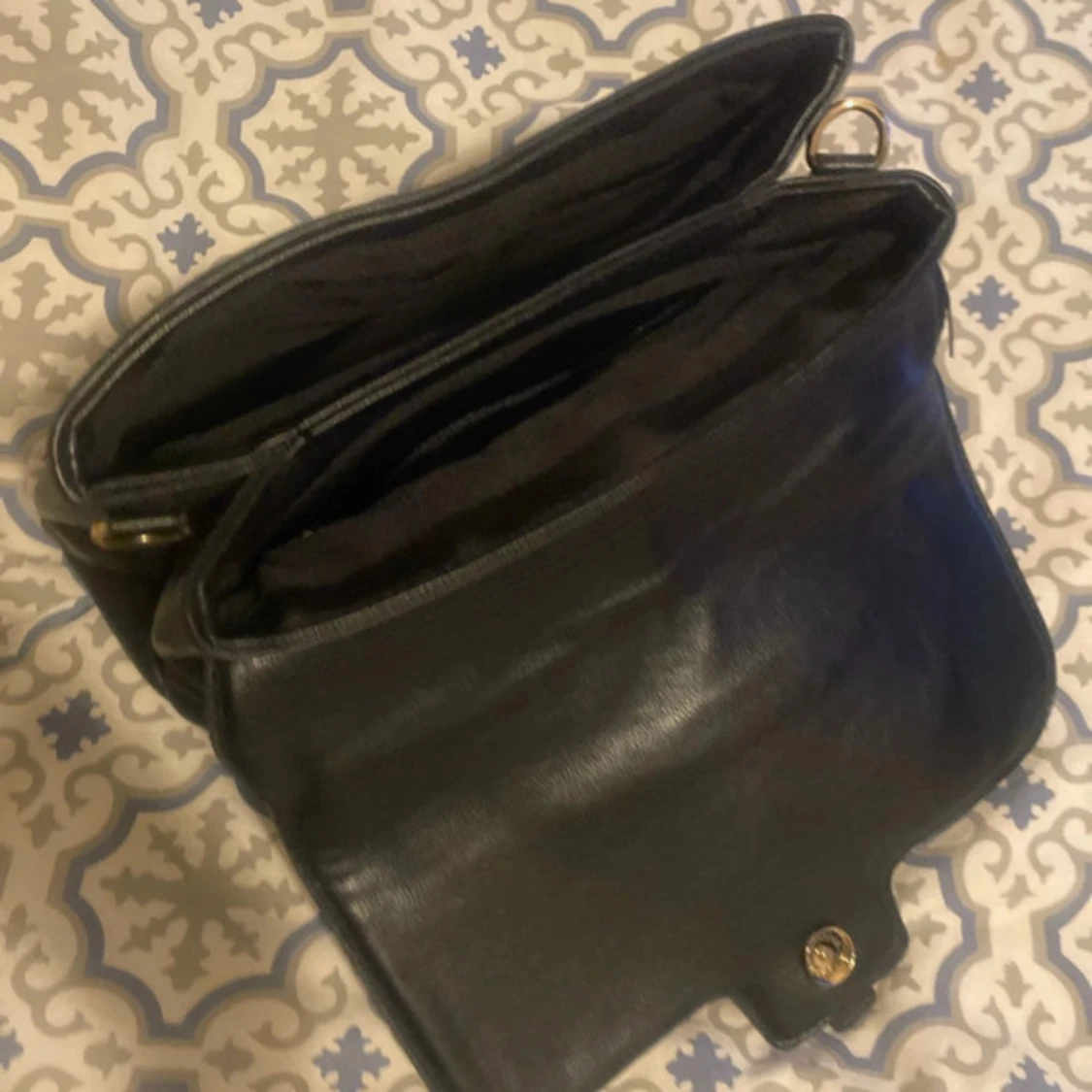 Svart handväska med spänne - 1