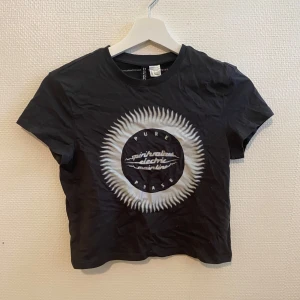 T-shirt - Skulle säga att den är lite mindre i storlek! Svart croppad t-shirt från H&M. Rund halsringning och korta ärmar. Perfekt för en cool och avslappnad stil.