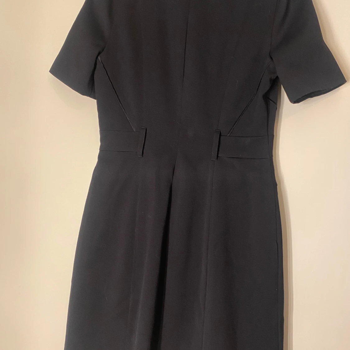 Svart kortärmad klänning med krage - 1