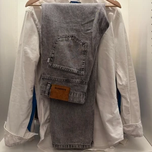 Woodbird Leroy Ash Grey Jeans - Säljer ett par gråa jeans från Woodbird, modell Leroy Ash i storlek 30/32. Jeansen har klassisk femficksdesign, normal passform och är tillverkade i denim. Perfekta för dig som gillar en stilren och avslappnad look. Säljer dem då killen inte längre kan ha dem😊 Jeansen är som nya och är max använda 3 ggr, så inga tecken på användning. 