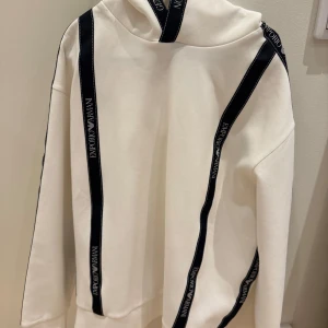 Vit hoodie från Emporio Armani - Storlek S/M, med Luva