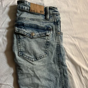 Jeans  - Jeans från lager157 i storlek S. Dem är i bra skick förutom att dem blivit lite slitna nere vid fötterna