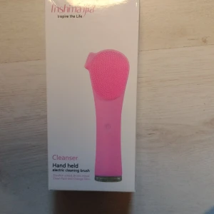 Sonisk silikon ansiktsborste massager porrengörare - Elektrisk ansiktsrengöringsborste i rosa silikon med borsthår på ena sidan.Rengör huden och porerna, återfuktar, tar bort missfärgningar och mycket mer.Handhållen modell, laddas med medföljande USB-kabel. Tillverkad i silikon och ABS-plast, vattentät enligt IPX7. Perfekt för djuprengöring av huden. Laddningstid är 2 timmar.