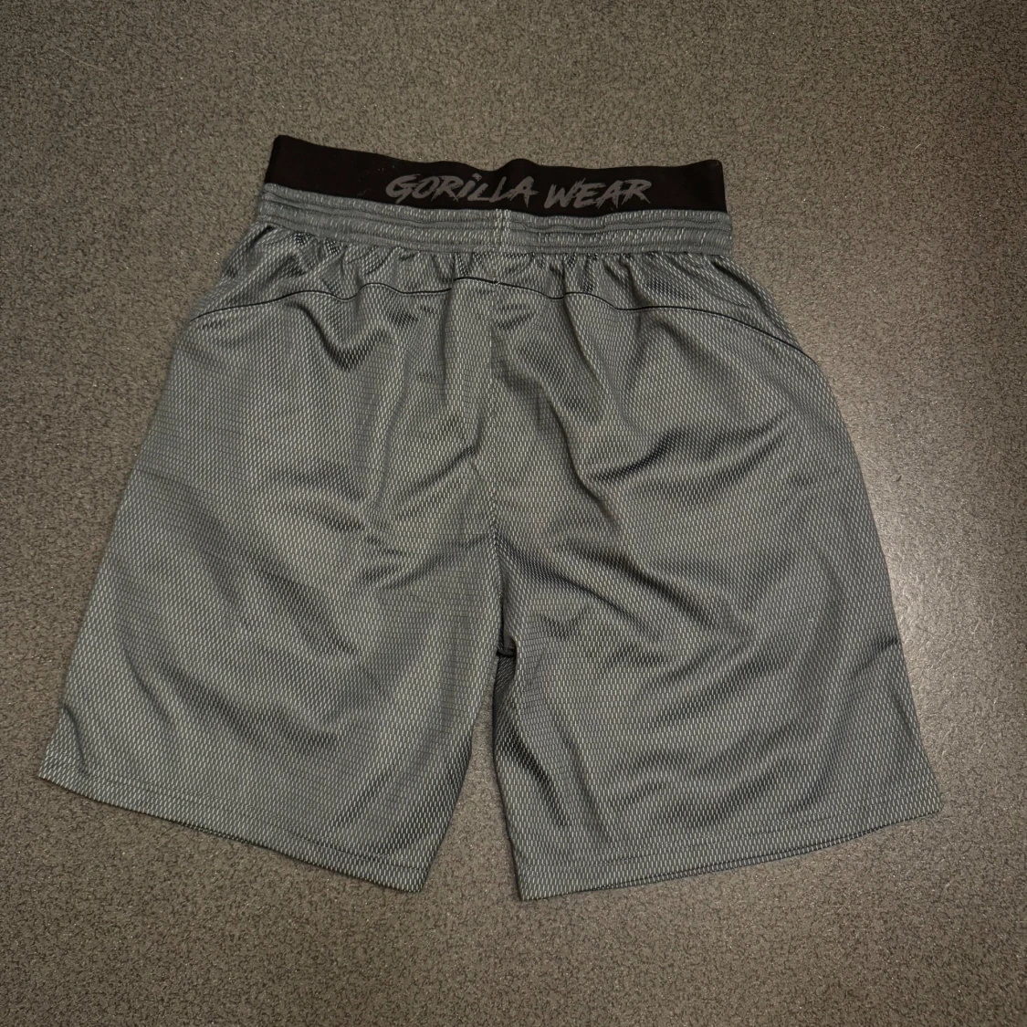 Grå träningsshorts från Gorilla Wear - 1