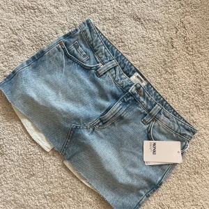 Lågmidjad jeanskjol från Monki - en så snygg  blå jeanskjol från Monki med fickor och bälteshällor. Shortsen har en rak passform och är lågmidjad. Perfekt för sommaren till festival eller liknande,😍😍