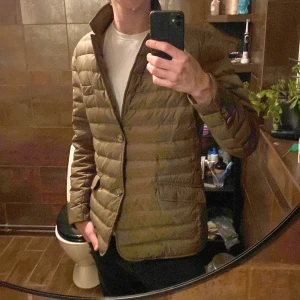 Olivgrön dunjacka från Massimo Dutti - Säljer en elegant jacka från Massimo dutti. Jackan är extremt skön och passar perfekt till kommande våren. Innuti jackan står det storlek L men den passar mer som M. Jackan är endast använd enstaka gång. 