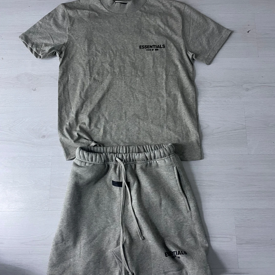 Gråt sett från Essentials Fear of God