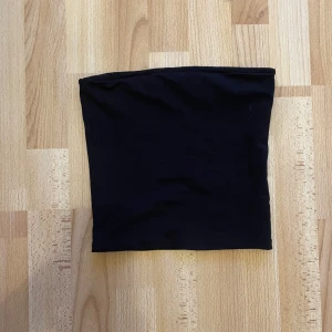 Tube top - Svart tube top i storlek 134/140 från hm. Inte så stretchigt. Säljer pgå att den är för liten. ALLA PLAGG TVÄTTAS INNAN SKICKNING