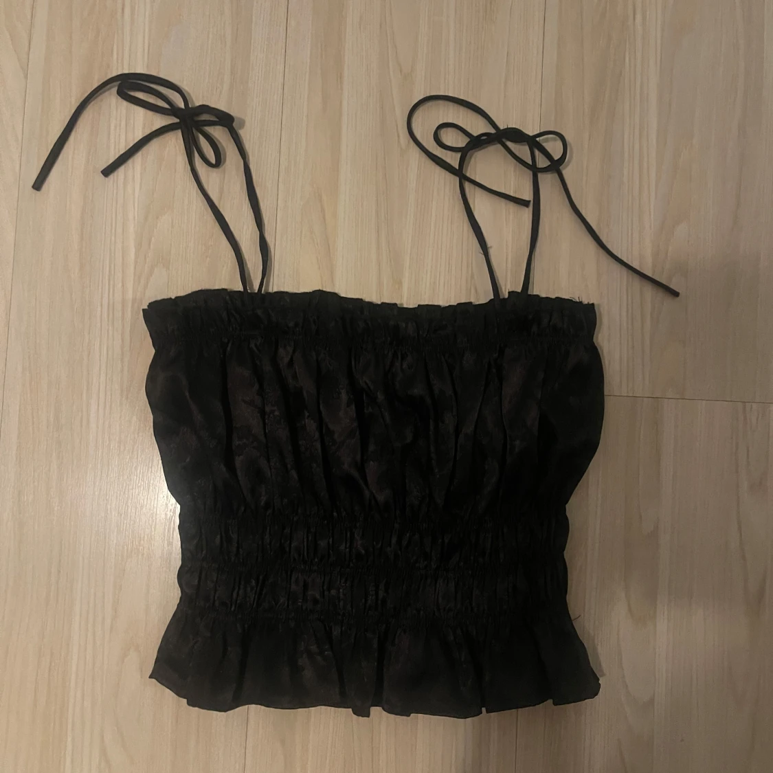 Svart croppad linnetopp med knytband - 3