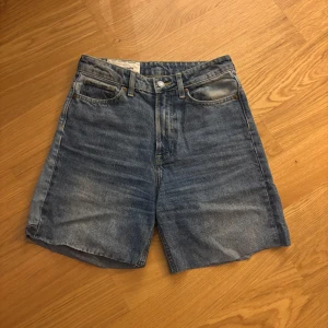 Blå jeansshorts från H&M - Klassiska blå jeansshorts från H&M 