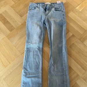 Levi's 551Z ljusblå jeans - Ljusblå raka jeans från Levi's, modell 551Z Authentic Straight. Klassisk femficksdesign med dragkedja och knapp framtill. Jeansen har en avslappnad passform och är tillverkade i denim. Perfekta för en avslappnad stil.