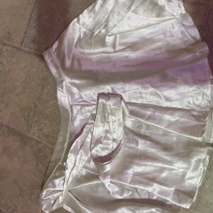 Vit kjol i satin - Säljer en glansig vit kjol. 