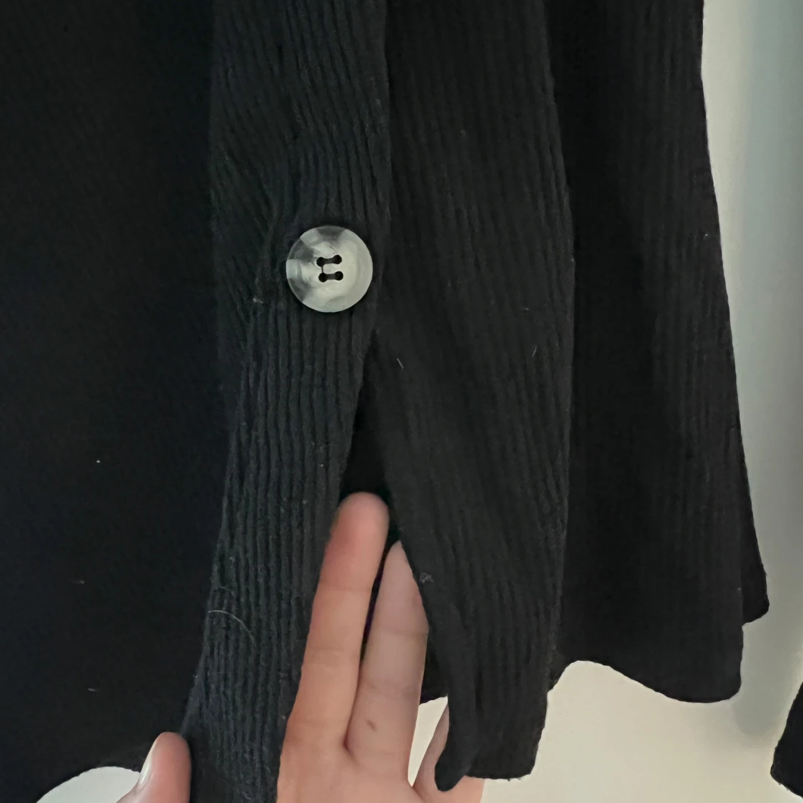 Svart ribbad topp med sned knäppning - 2