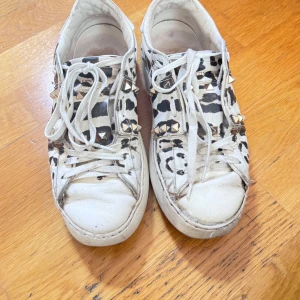 Leopardmönstrade Valentino sneakers - Ascoola Valentino sneakers med nitar och leopardmönster. Har lite större defekter därav kan jag tänka mig gå ner i pris. Storlek 39. Dustbag, certifikat och skolåda tillkommer. (Skriv för fler bilder)