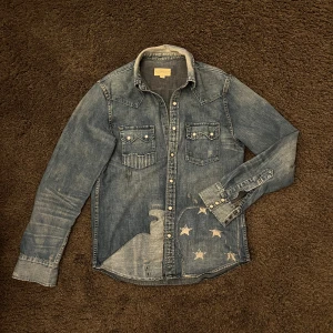 Ralph Lauren Denim & Supply jeansskjorta  - Extremt fet jeansskjorta från Ralph Lauren Denim & Supply med helt perfekt passform. Väldigt sällsynt och unik men fortfarande extremt simpel och clean vilket gör att den passar perfekt till allt och funkar riktigt bra nu inför sommaren. Storlek S men enligt mig sitter den som storlek M