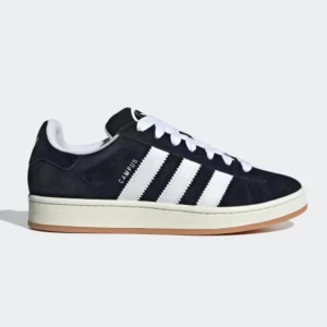 Adidas Campus sneakers i svart mocka - De trendiga adidas campus, använda men i bra skick. Lite smutsiga men om man tvättar snörena och fixar till sulan lite så är de som nya. Både svart och vitt snöre medföljs. Nypris 1300kr