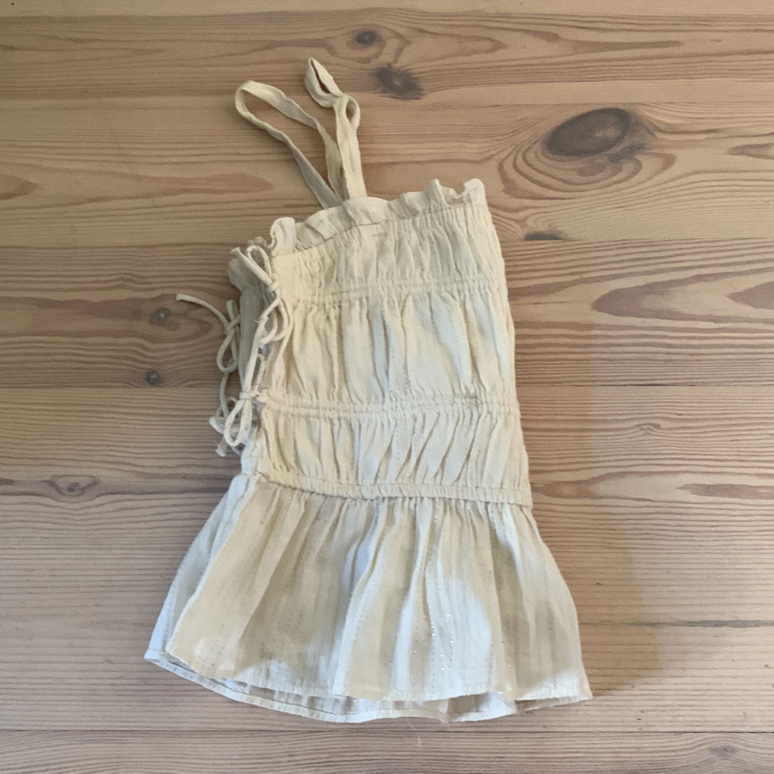 Beige volangtopp med smala axelband från Zara - 1