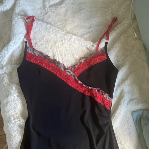 Svart klänning med spets från BSB Collection - Svart klänning från BSB Collection med smala axelband och spets. Klänningen är i vintage modell och säljs inte längre, men nypriset var 1500kr. Storleken är Medium men passar även mig som är xs/s