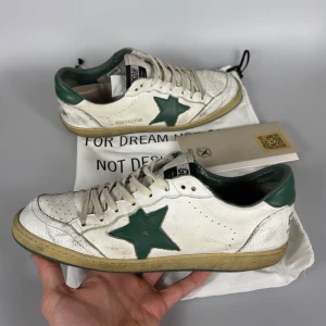 Golden Goose Ballstar - Riktigt snygga golden goose ballstar, perfekta för sommaren! Storlek 44. Medföljer OG dustbag och golden goose ”passport”. Hör av er vid frågor!
