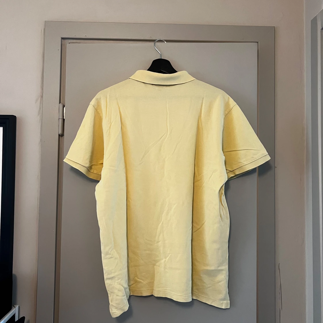 Ljusgul pikétröja från GANT - 1