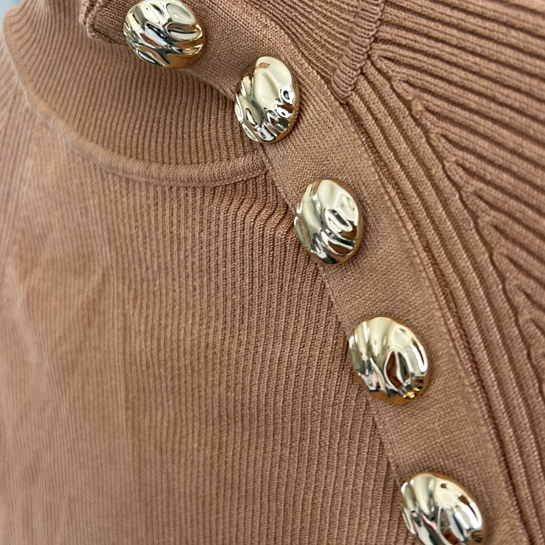 Beige ribbad stickad tröja från Zara med guldknappar - 1