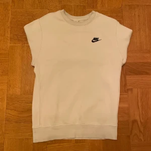 Nike sweatshirt  - Säljer en fräsch och skön Nike sweatshirt den är bara andvänd ett par gånger och är bra skick. Nypris på den ligger på 800 kr men Jag säljer den bara för 199 kr. Pris kan diskuteras vid snabb affär. Va inte rädd att ställa frågor:)