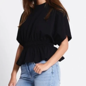 Volang t-shirt  - Jätte fin t-shirt med lite volang aktig stil. Testad men aldrig använd 