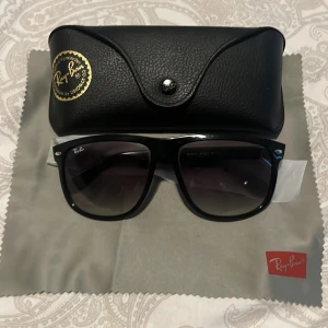rayban boyfriend - Säljer nu dessa sköna raybans i modellen boyfriend. Skicket skulle jag säga är 9/10. Skriv för fler frågor eller funderingar.