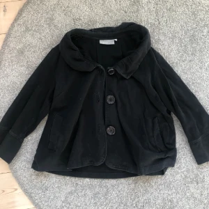 Trekvarts ärmad kappa  - Poncho liknande kappa med trekvartsärmar🩷supersnygg o passar till allt! Den är i storlek M men jag bär vanligtvis S 