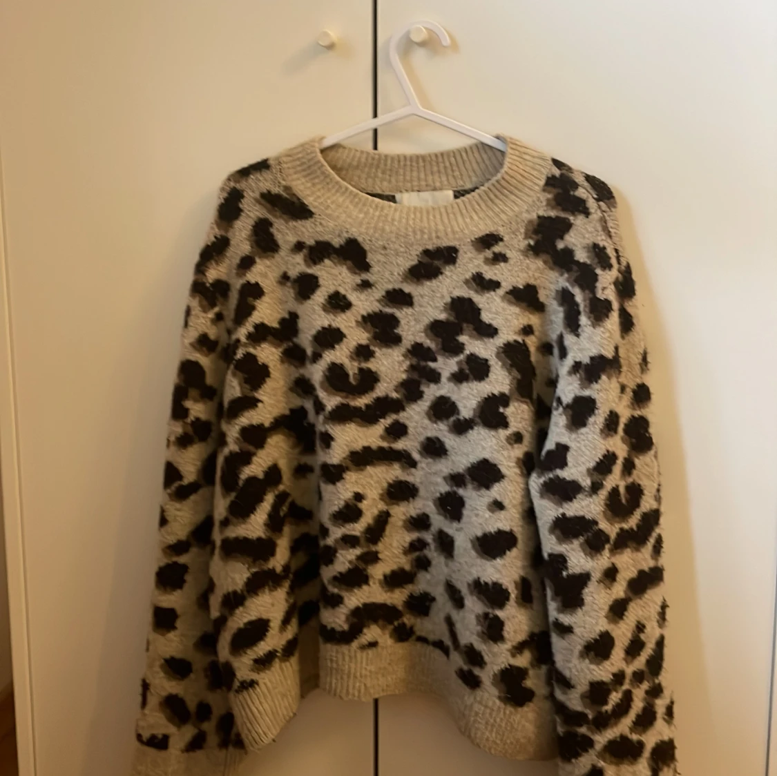 Stickad leopardmönstrad tröja - 1