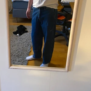Wide tapered Uniqlo jeans - Har använt dessa en gång bara, de har bara legat i min garderob o skräpat annars. Sköna vida jeans i storlek S. Jag är 179 för referens. Nypris för dessa är för övrigt 599kr
