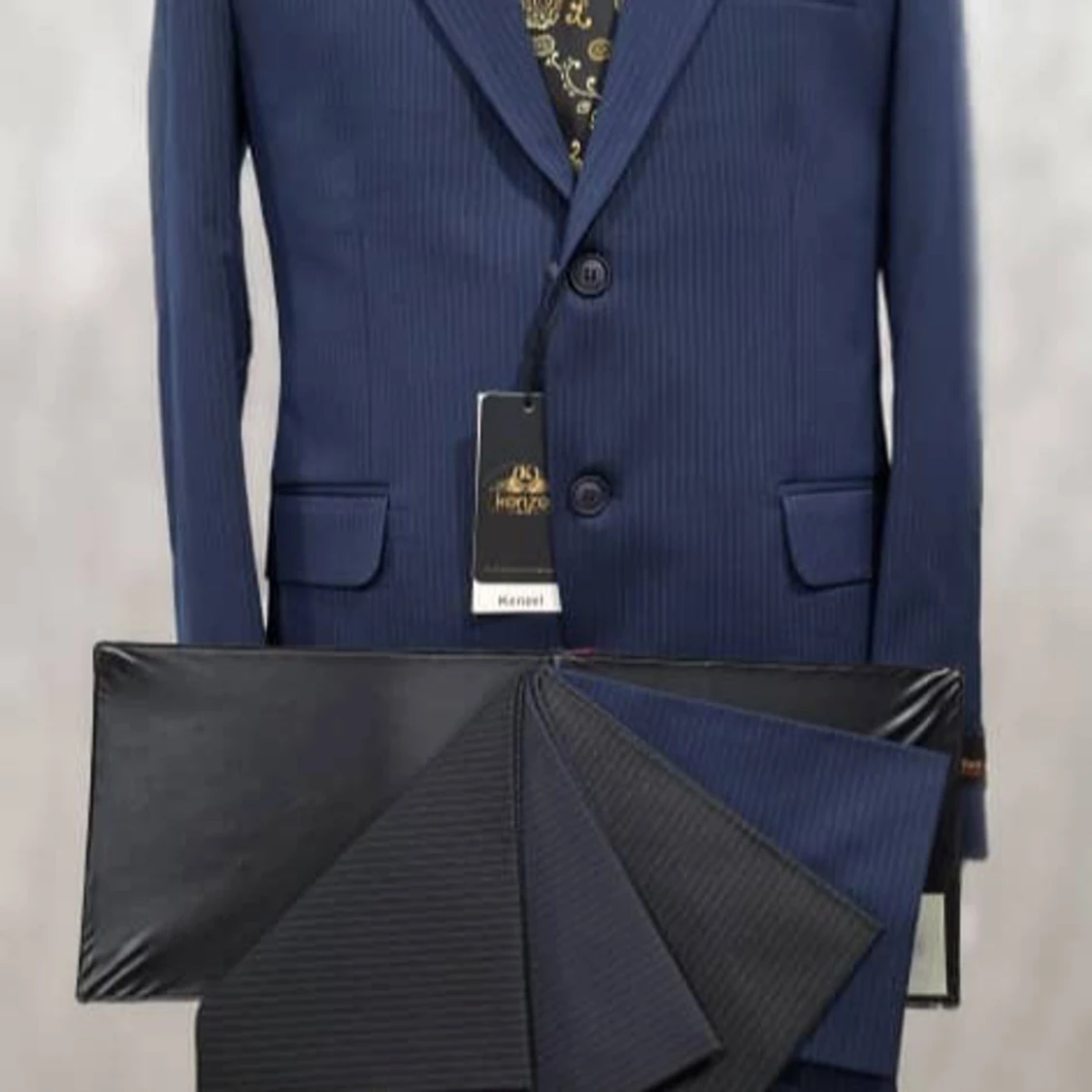 Grön kostym med väst och orange accessoarer från Kenzal - 3