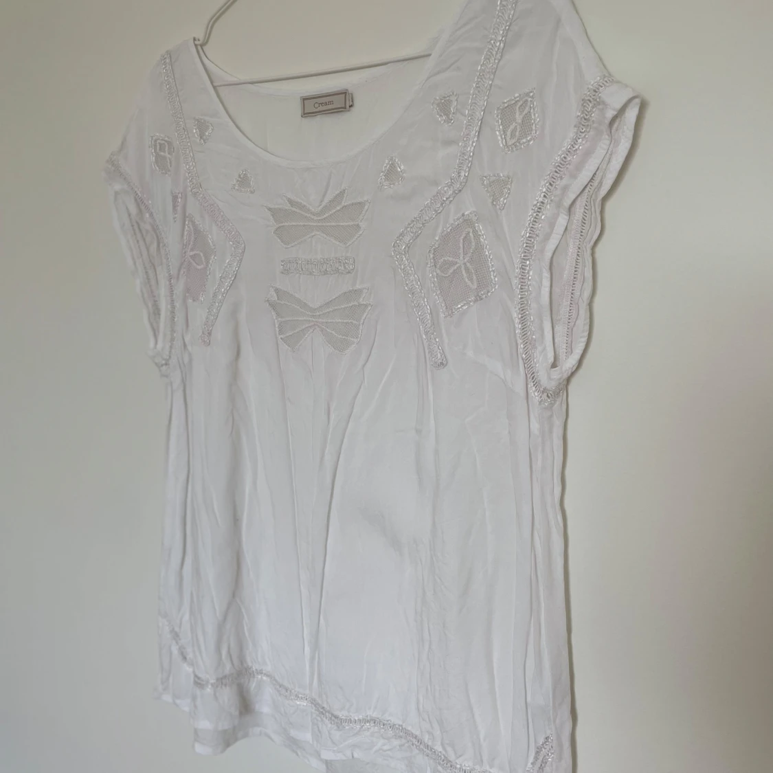 Vit topp med broderade detaljer från Cream - 1