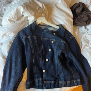 Jeansjacka Gina tricot  - Trendiga jeansjackan från Gina tricot. Strl L 